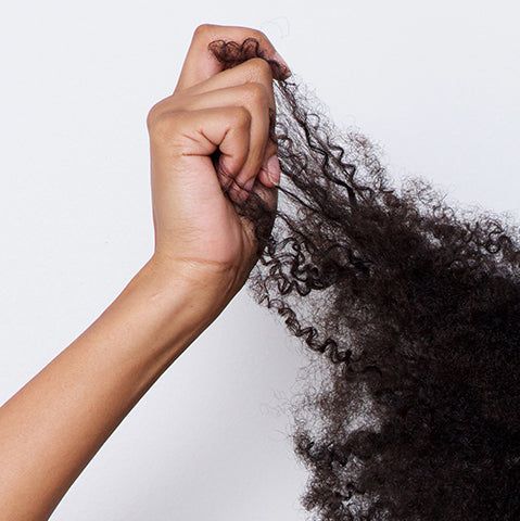 Cheveux bouclés secs : pourquoi ça arrive et 7 solutions naturelles
